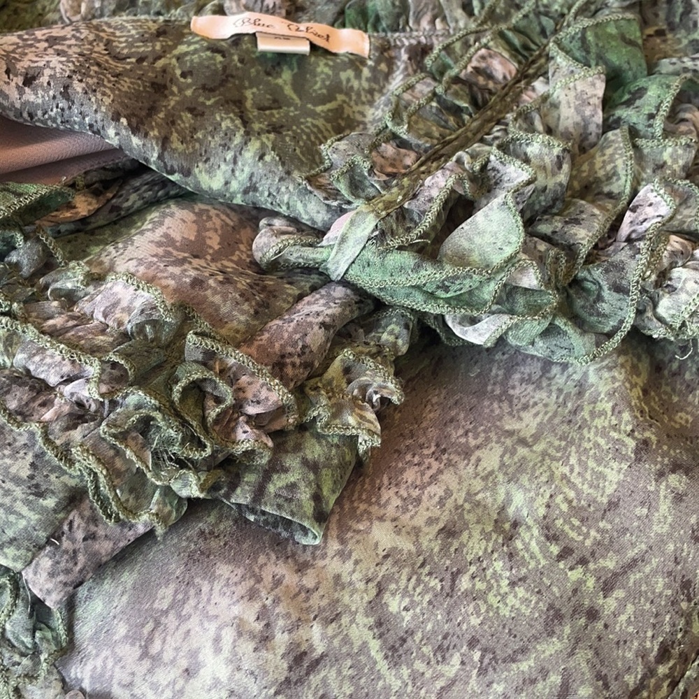 NWOT WOMEN’S RUFFLED sleeveless BLOUSE green snakeskin pattern neck tie L - Picture 16 of 16